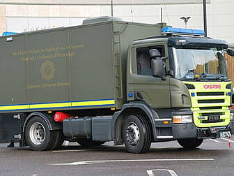 Army bomb disposal team make s...